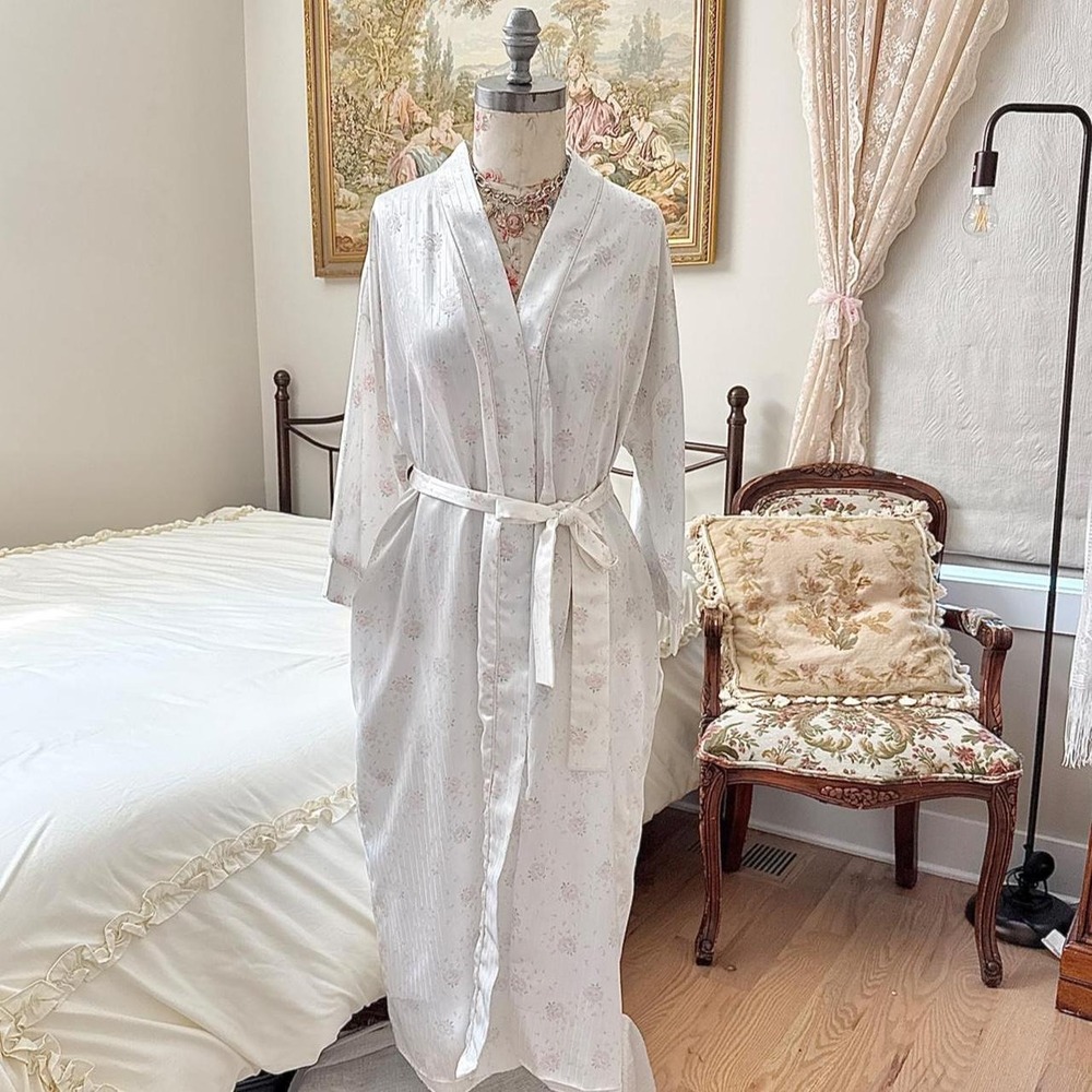 Vintage Floral Robe 90s Erika Taylor size small white floral robe